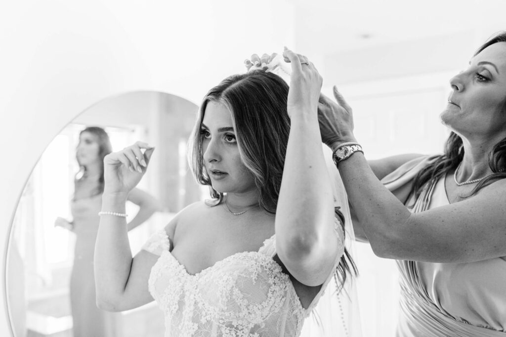 Bide & Mom putting on veil at Calamigos Guest Ranch - Lisa Leanne Photography